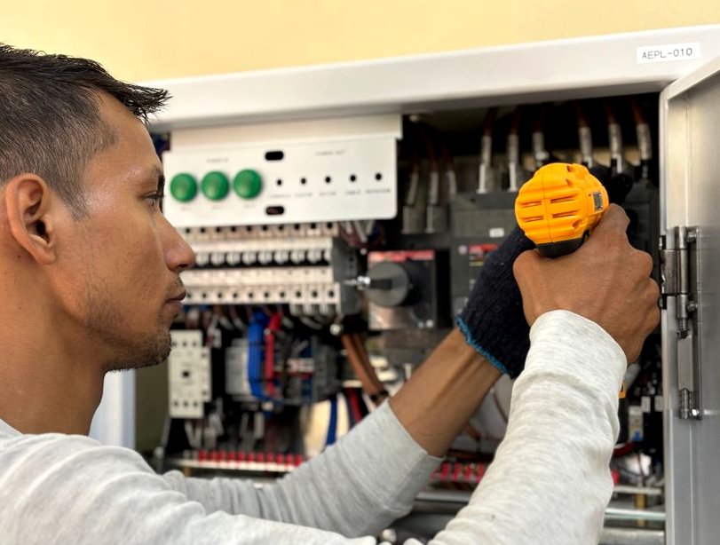 Representative electrician hiring guide photo